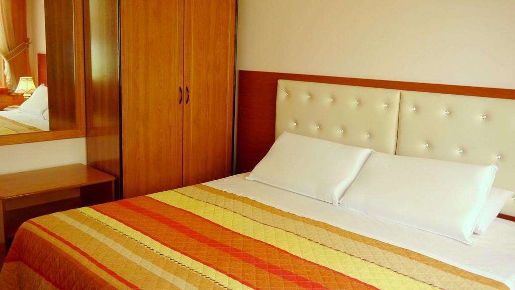 Kruja Hotel تيرانا الغرفة الصورة